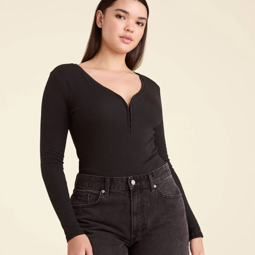 NWOT the softest bodysuit hook and eye closure v neck bodysuit